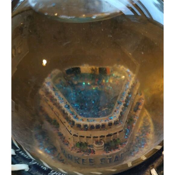 New York Yankees Stadium Snow Globe Forever Collectibles 2006 - Picture 6 of 8